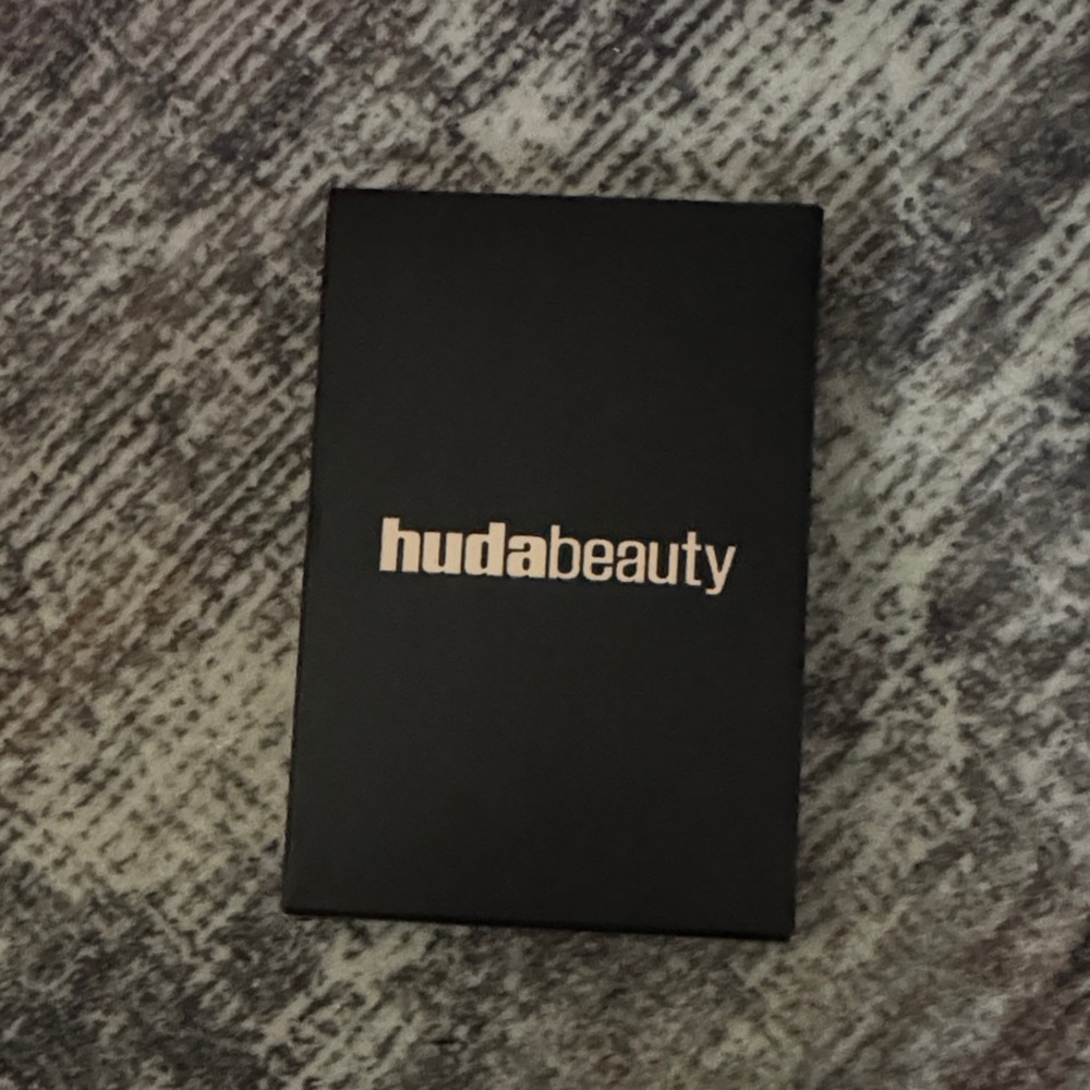 HUDA BEAUTY phone stand